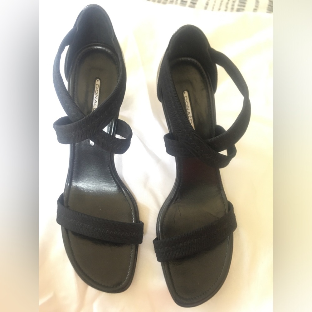 Donald J Pliner Black Heels Sz10M, NC , minor stains on under the rt shoe